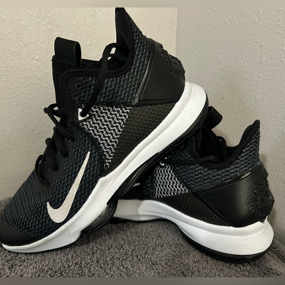 LeBron Witness IV  ⭐️🌟⭐️🌟⭐️ only worn a few times Men’s size 7.5